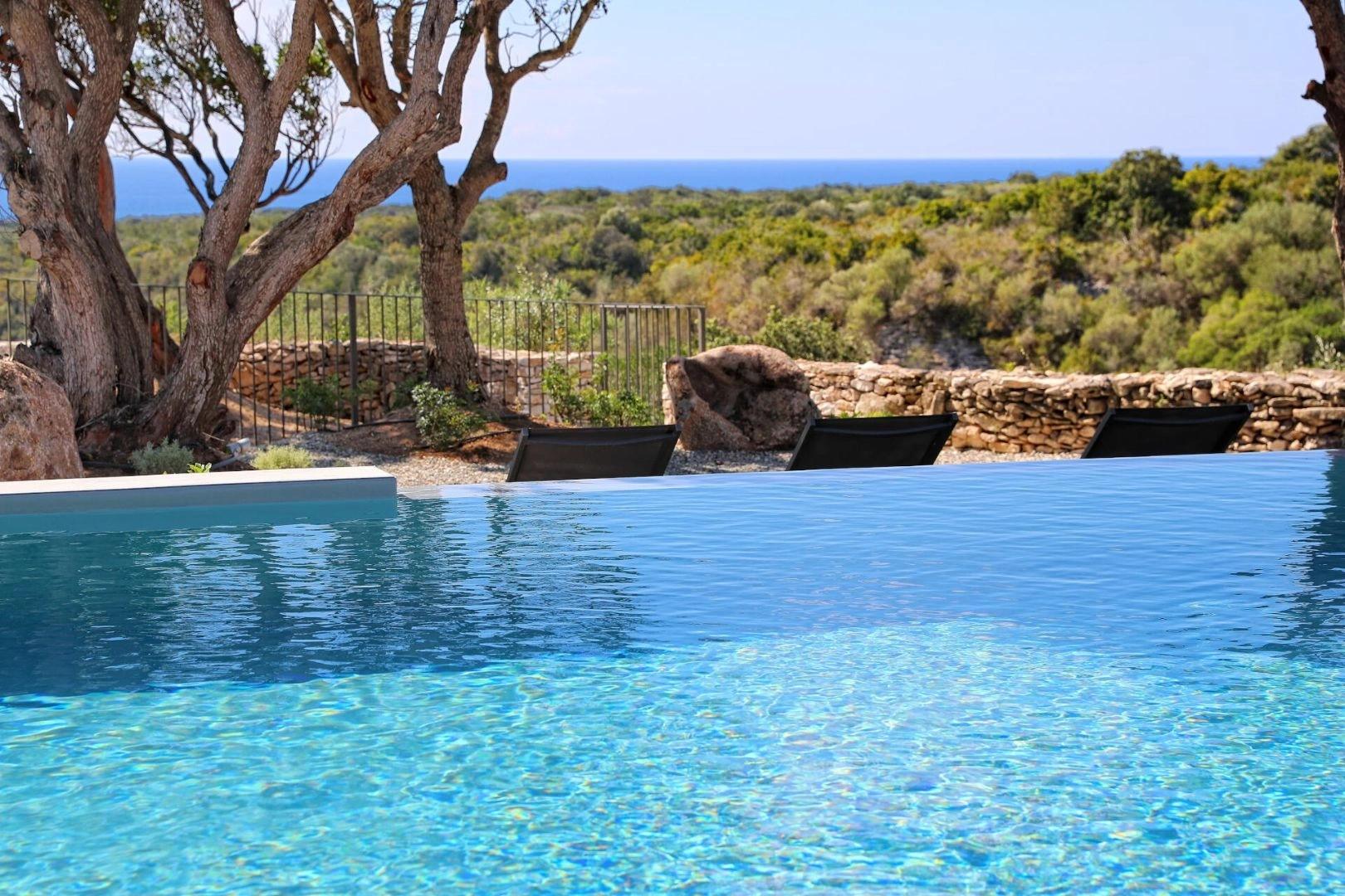 Piscine avec vue mer à l'hôtel 4 étoiles à Bonifacio