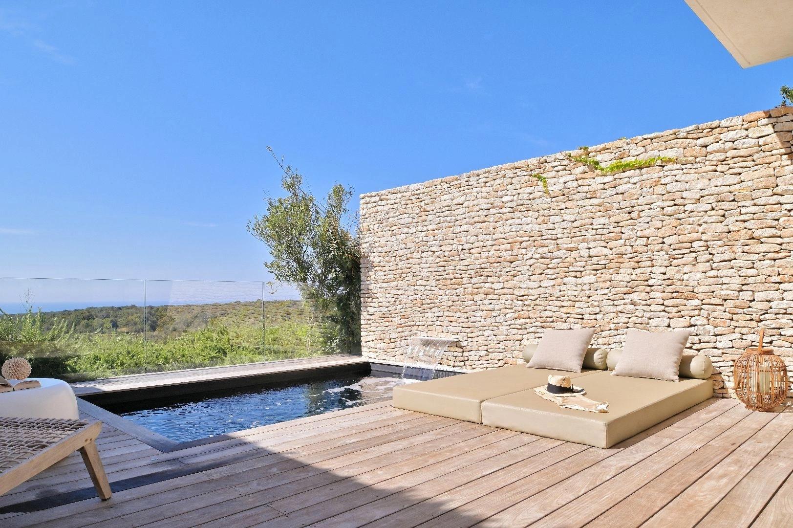 La piscine privative des suites de l'hôtel 4 étoiles Cala di Greco à Bonifacio