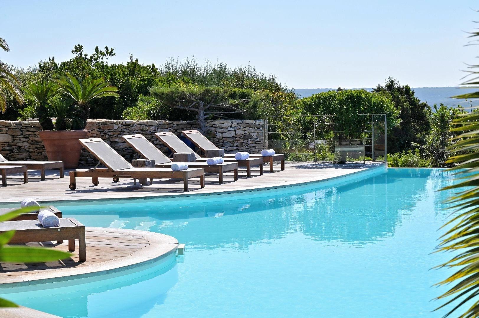 Piscine avec transats et vue mer à l'hôtel Cala di Greco à Bonifacio