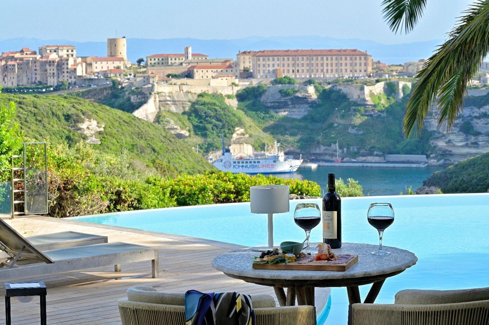 terrasse avec vue sur la citadelle à l'hôtel Cala di Greco à Bonifacio