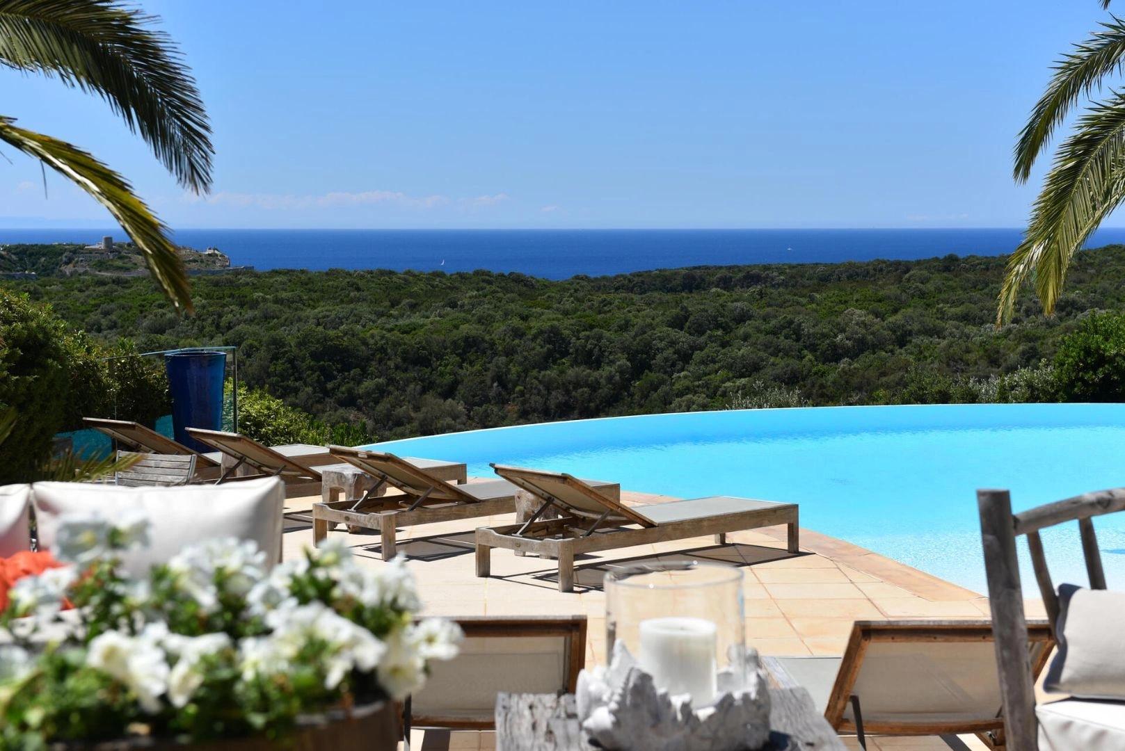 Piscine avec transats à l'hôtel 4 étoiles Cala di Greco à Bonifacio