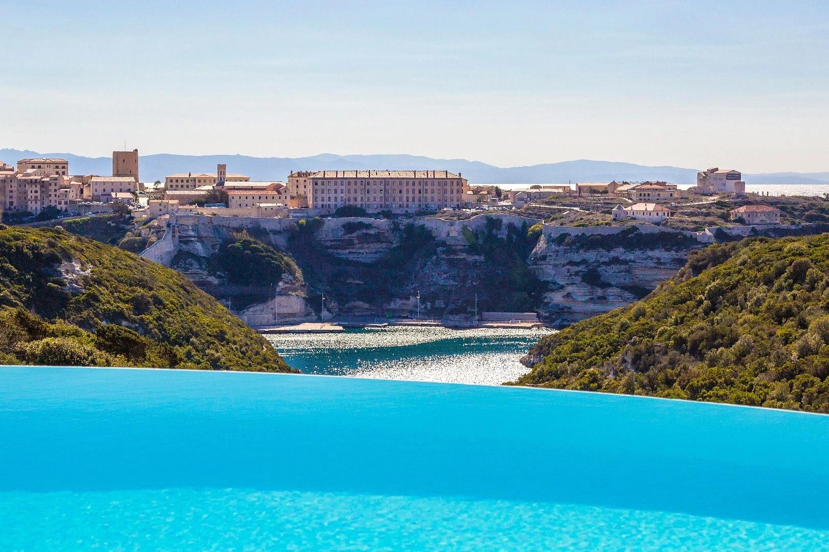 Piscine avec vue sur la citadelle de Bonifacio à l'hôtel Cala di greco à Bonifacio