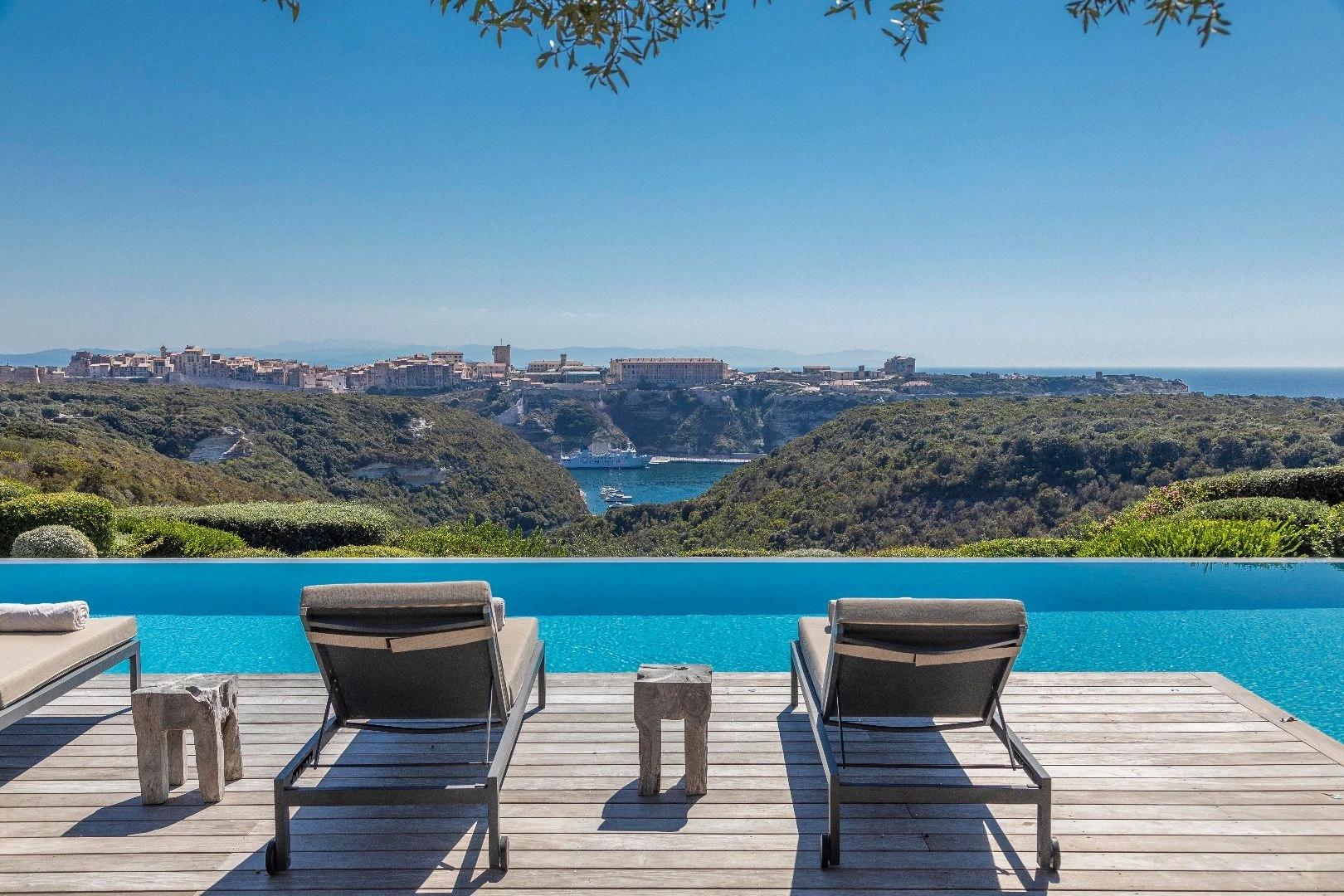 La large piscine de la villa de luxe à louer à Bonifacio