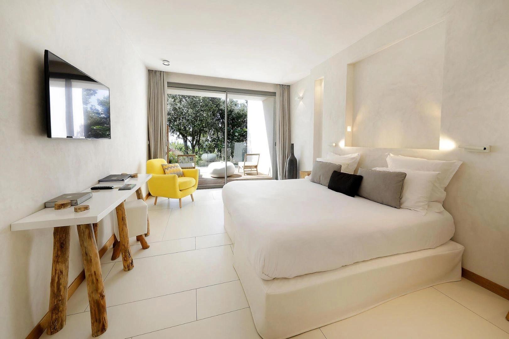 Les larges chambres des suites de l'hôtel 4 étoiles à Bonifacio