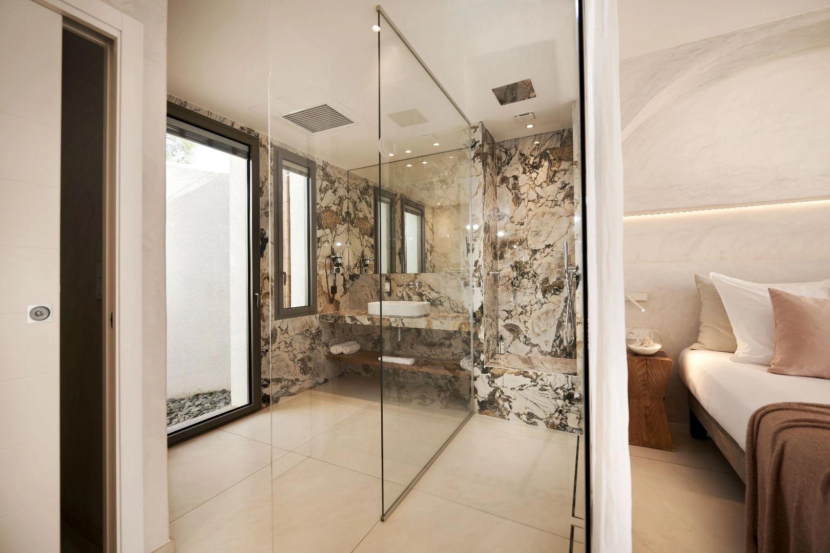 La salle de bain luxueuse de l'hôtel Cala di Greco à Bonifacio