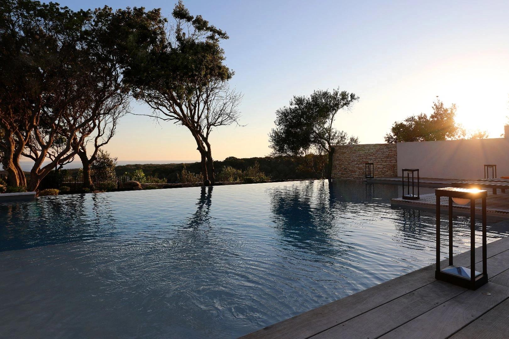 Piscine à contre-courant à l'hôtel Cala di Greco à Bonifacio